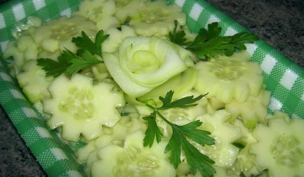 Салата от пресни краставици и орехов дресинг