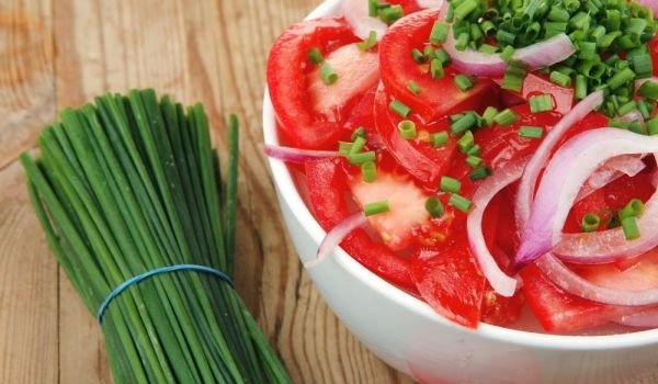 Салата от пресни моркови и домати