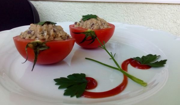 Салата от пълнени домати с пюре от патладжан