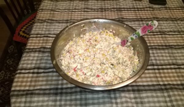 Салата от ролца от раци и царевица