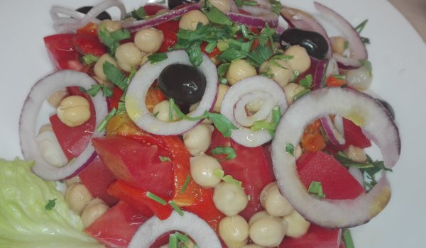 Салата от розови домати и нахут