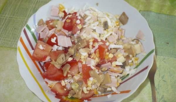 Салата от шунка, гъби и орехи