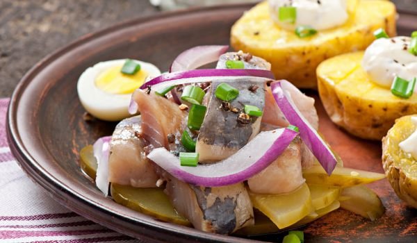 Салата от скумрия с дресинг от горчица