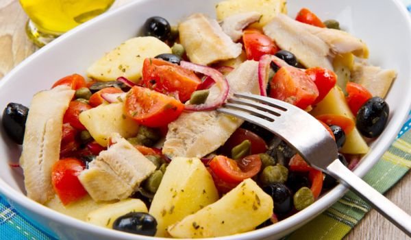 Салата от скумрия с картофи Класика