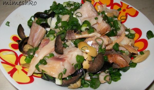 Салата от скумрия с лук и маслини