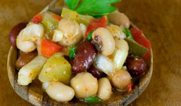 Салата от смилянски боб с билки