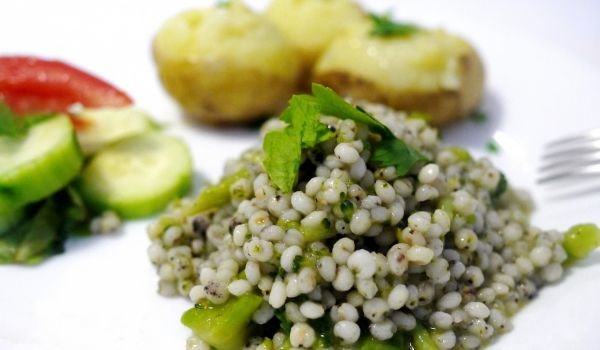 Салата от сорго със сусам и аспержи