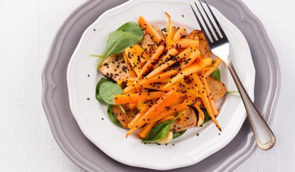 Салата от сотирани моркови и спанак