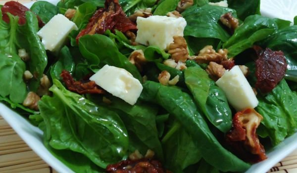 Салата от спанак с козе сирене
