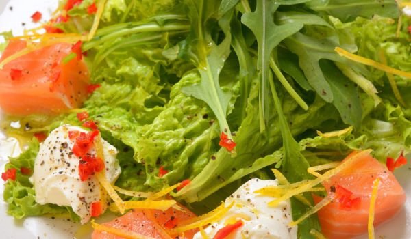 Салата от сьомга със сирене и маслини