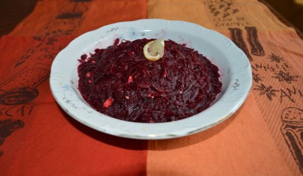Салата от сварено червено цвекло