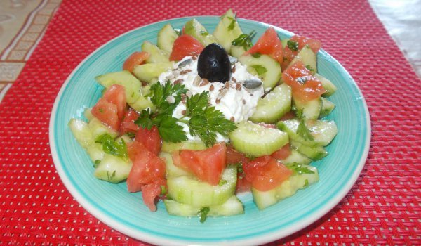 Салата от свежи зеленчуци с чеснов сос и семена