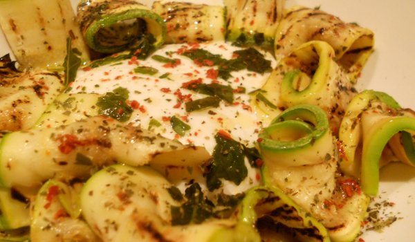 Салата от тиквички и сирене Бурата