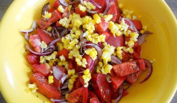 Салата от царевица и домати