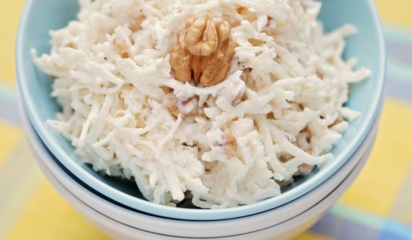 Салата от целина с майонеза и орехи