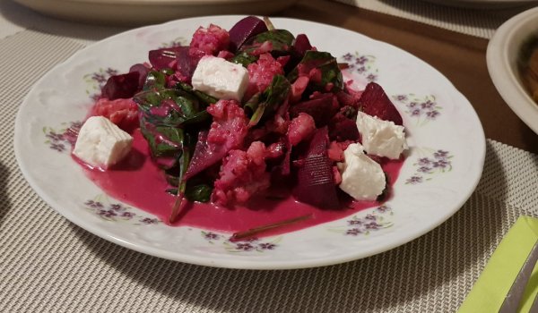 Салата от цвекло, карфиол и сирене
