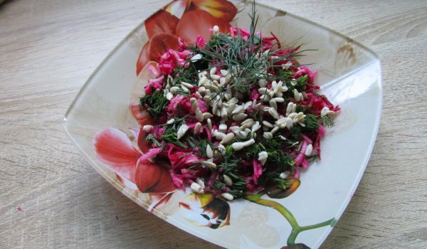 Салата от цвекло със слънчогледови семки и копър