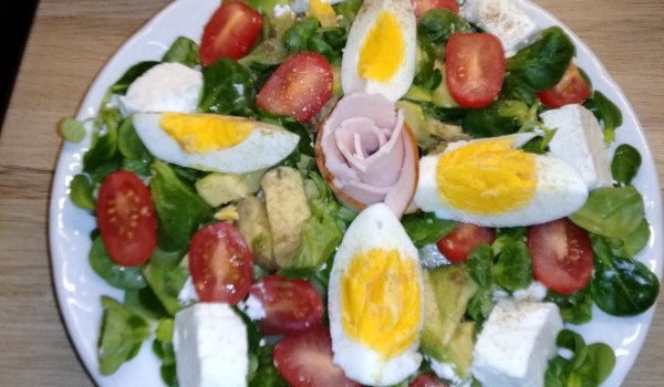 Салата от тученица, авокадо и пуешка шунка