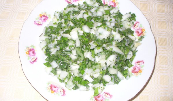 Салата от тученица с лук и магданоз