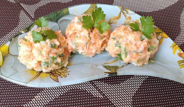 Салата от варени моркови, картофи, пресен лук и магданоз