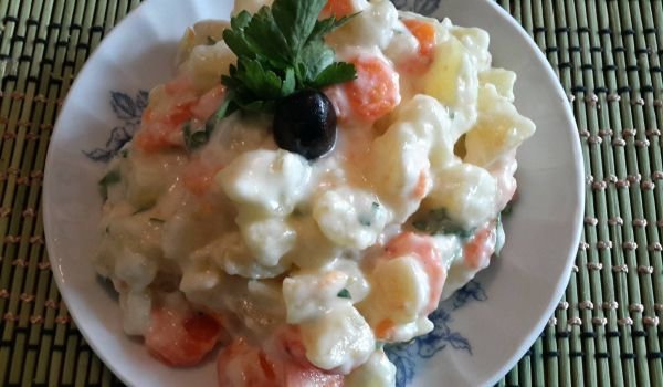 Салата от варени зеленчуци и ябълки с прясно мляко