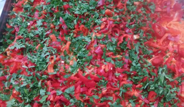 Салата от зеле и червени чушки