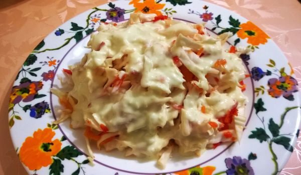 Салата от зеле и сос с яйце