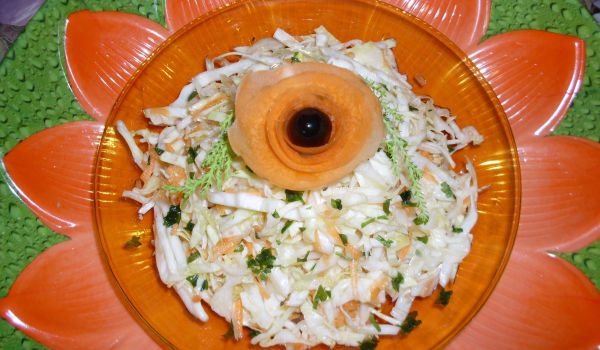 Салата от зеле, моркови и лимонова трева