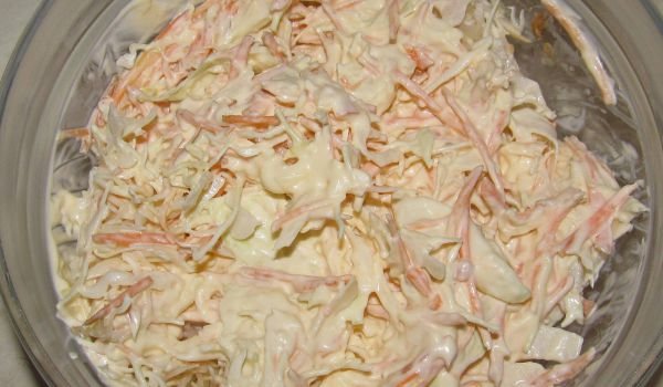Салата от зеле, моркови и майонеза