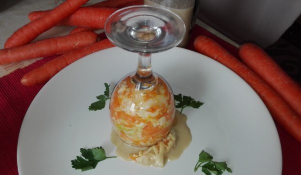 Салата от зеле, моркови и сусамов тахан в чаша