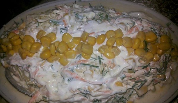 Салата от зеле с моркови и царевица