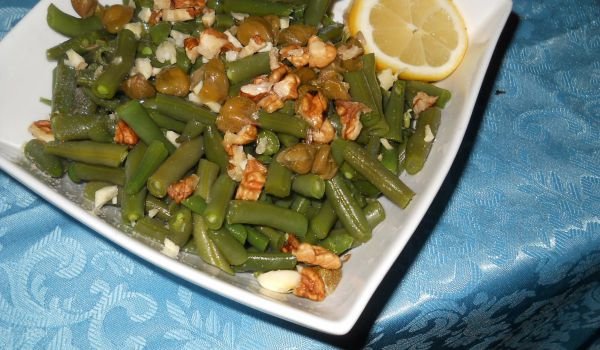 Салата от зелен фасул с каперси и орехи
