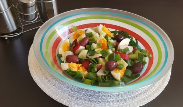 Салата от зелен лук