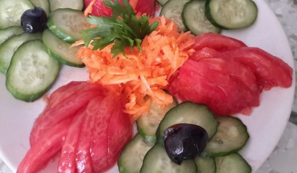 Салата от зеленчуци и маслини