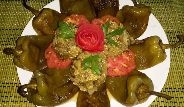 Салата от зелени пиперки, патладжани и домат