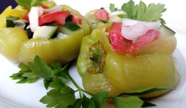 Салата пълнени чушки