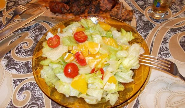 Салата с айсберг, чери и портокал