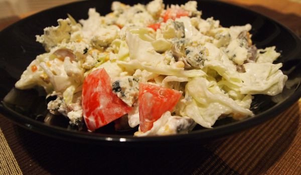 Салата с айсберг и синьо сирене