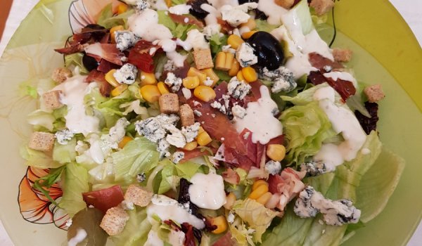 Салата с айсберг, сушени домати и синьо сирене и дресинг