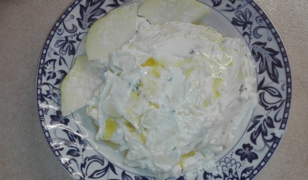 Салата с алабаш и цедено кисело мляко
