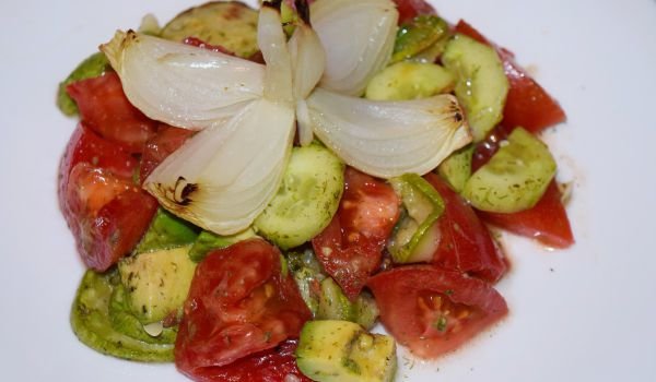 Салата с авокадо и розови домати