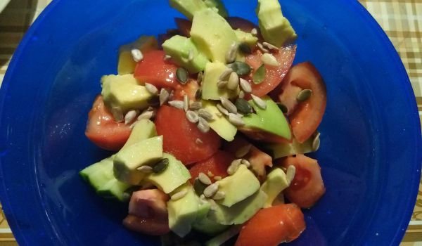 Салата с авокадо и семена