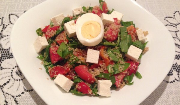 Салата с бейби спанак и киноа
