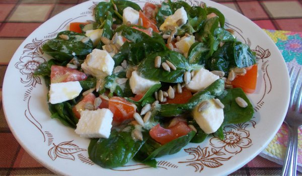 Салата с бейби спанак и моцарела