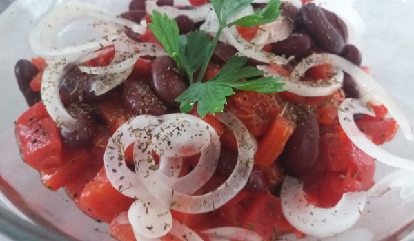 Салата с боб и печени чушки