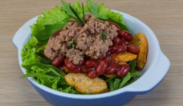 Салата с боб и риба тон