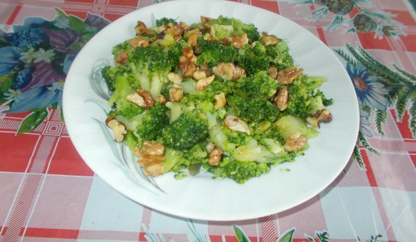 Салата с броколи и орехи