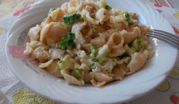 Салата с броколи, макарони и пармезан