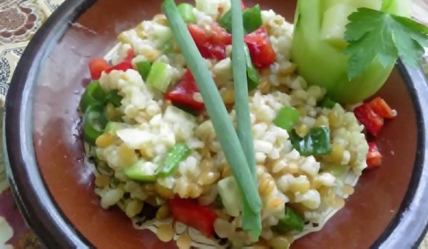 Салата с булгур и червени чушки