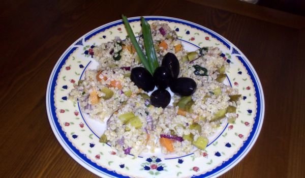 Салата с булгур и кисели краставички